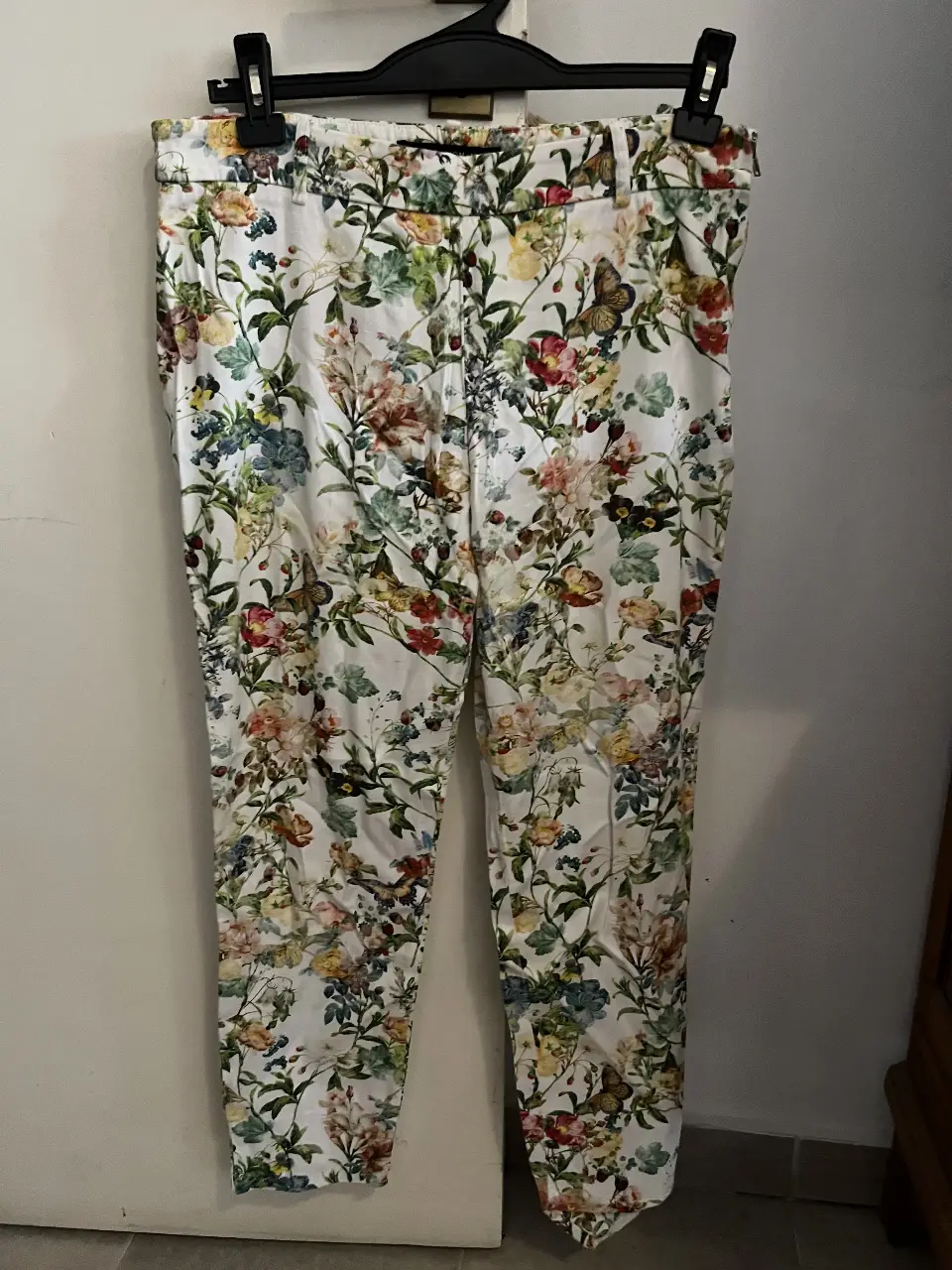 Pantalón sastrero de mujer con estampado floral de Zara. Talle L. Ideal para un look elegante y primaveral.