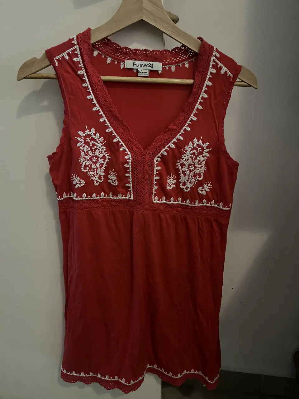 Blusa roja de Forever 21 con detalles bordados en blanco y encaje. Ideal para un look casual con un toque bohemio.