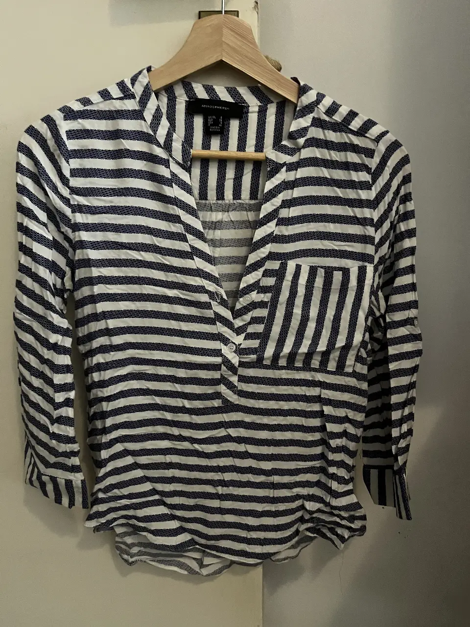 Camisa a rayas azul y blanca de Atmosphere, con bolsillo en el pecho y mangas 3/4. Ideal para un look casual y fresco.