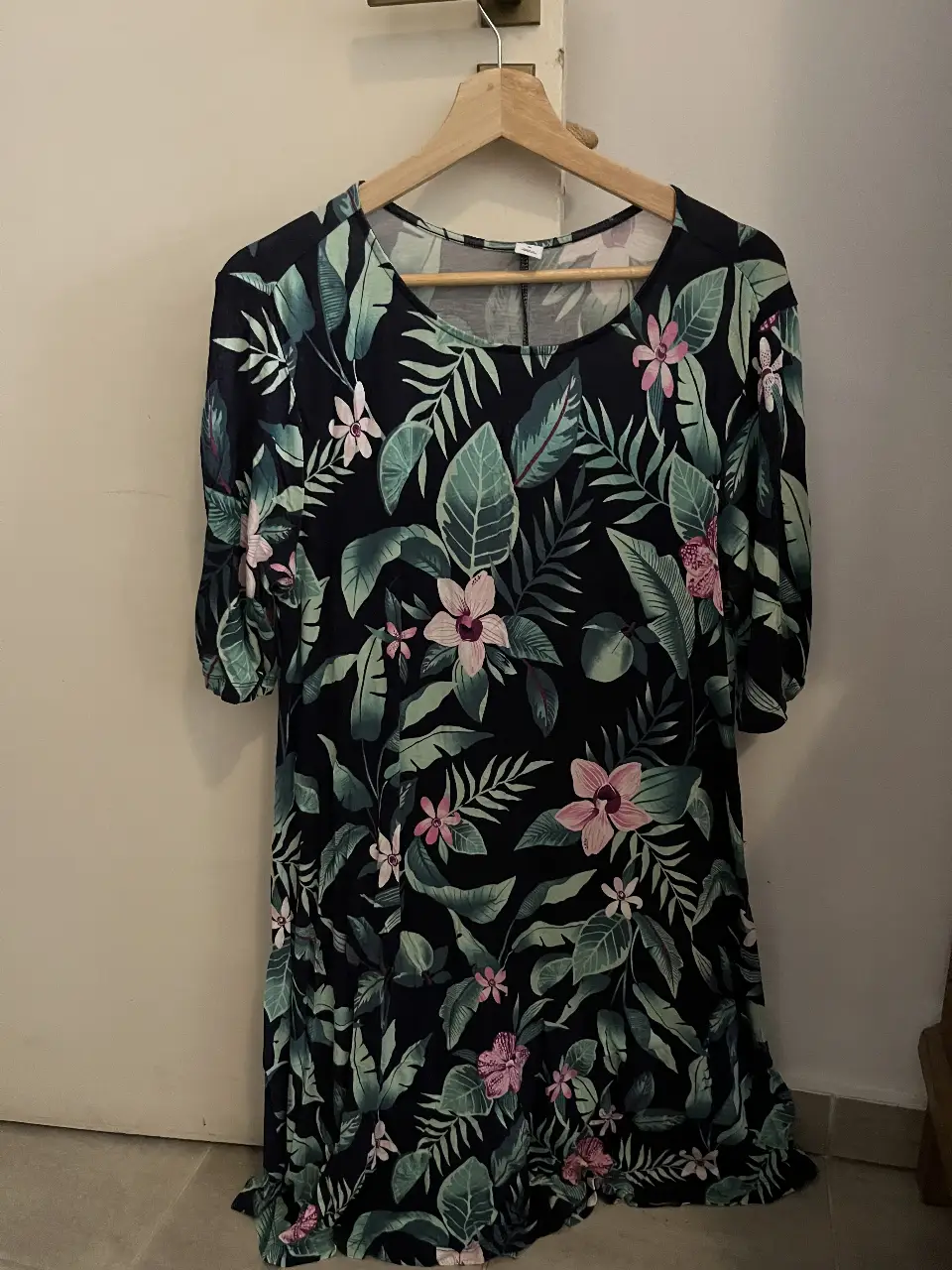 Vestido midi de Old Navy con estampado floral tropical. Talle M, ideal para un look fresco y casual.