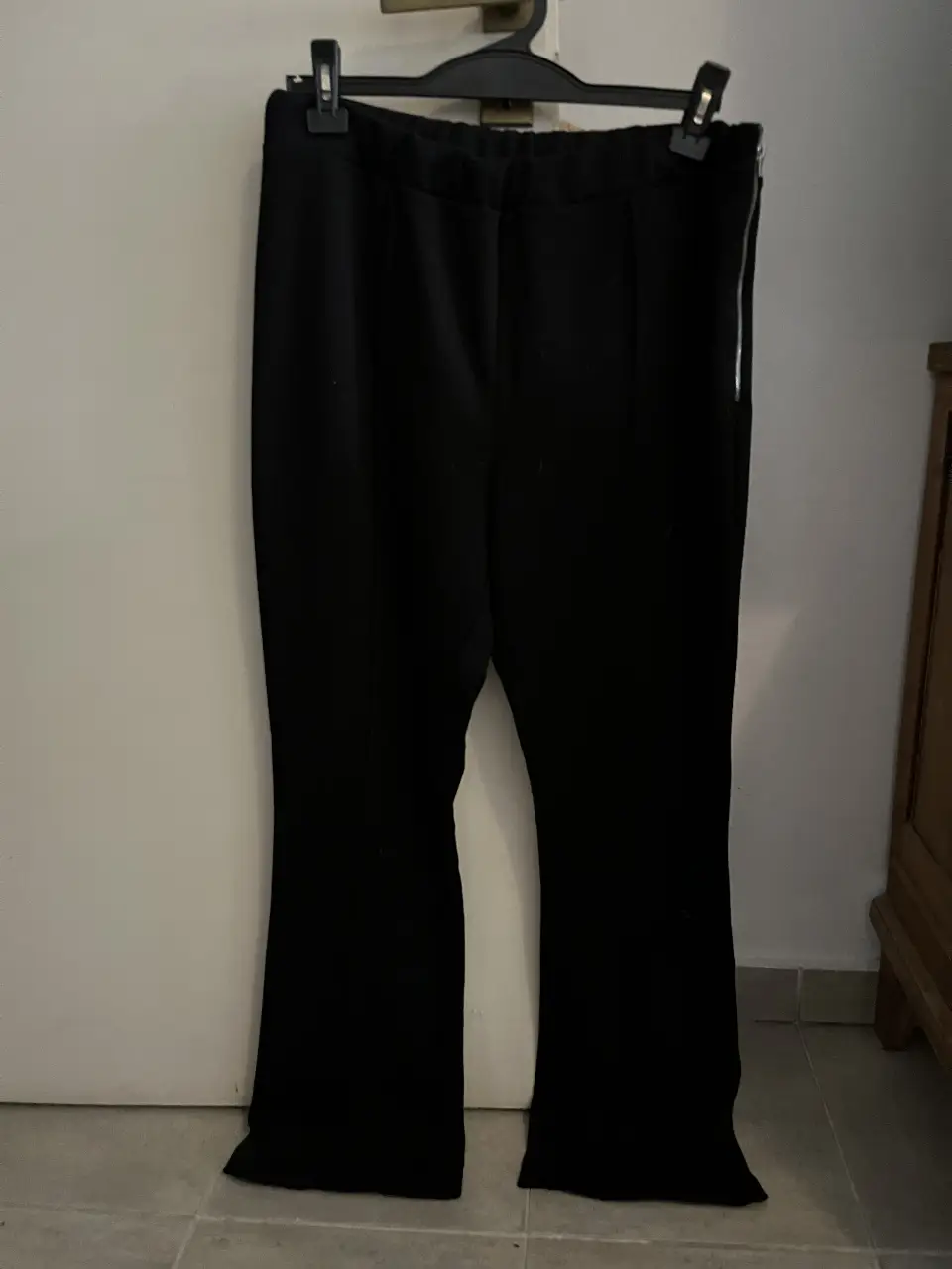 Pantalón sastrero negro de H&M, talle L. Ideal para un look elegante y versátil.