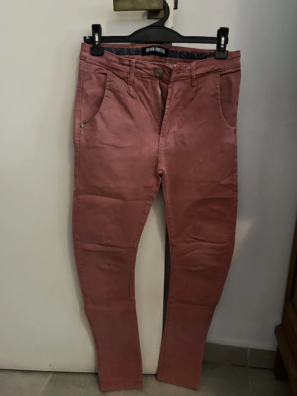 Pantalón chino de hombre en color rosa. Talle XXS/26. Marca Never Pass.