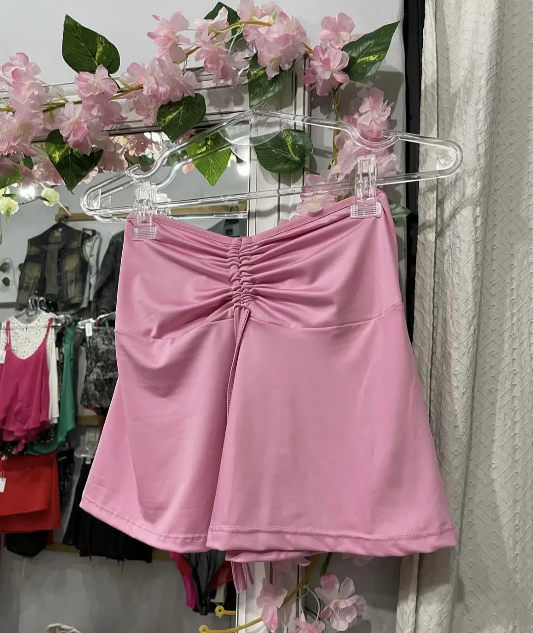 Top rosa con fruncido en el centro y detalle de lazo. Ideal para un look moderno y versátil.