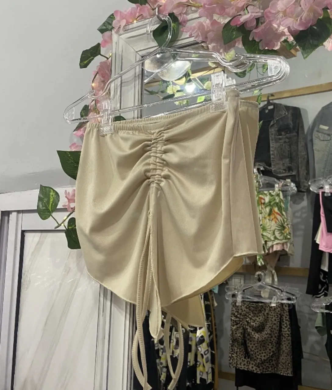 Top crudo con fruncido en el centro y detalle de lazo. Ideal para un look moderno y versátil.