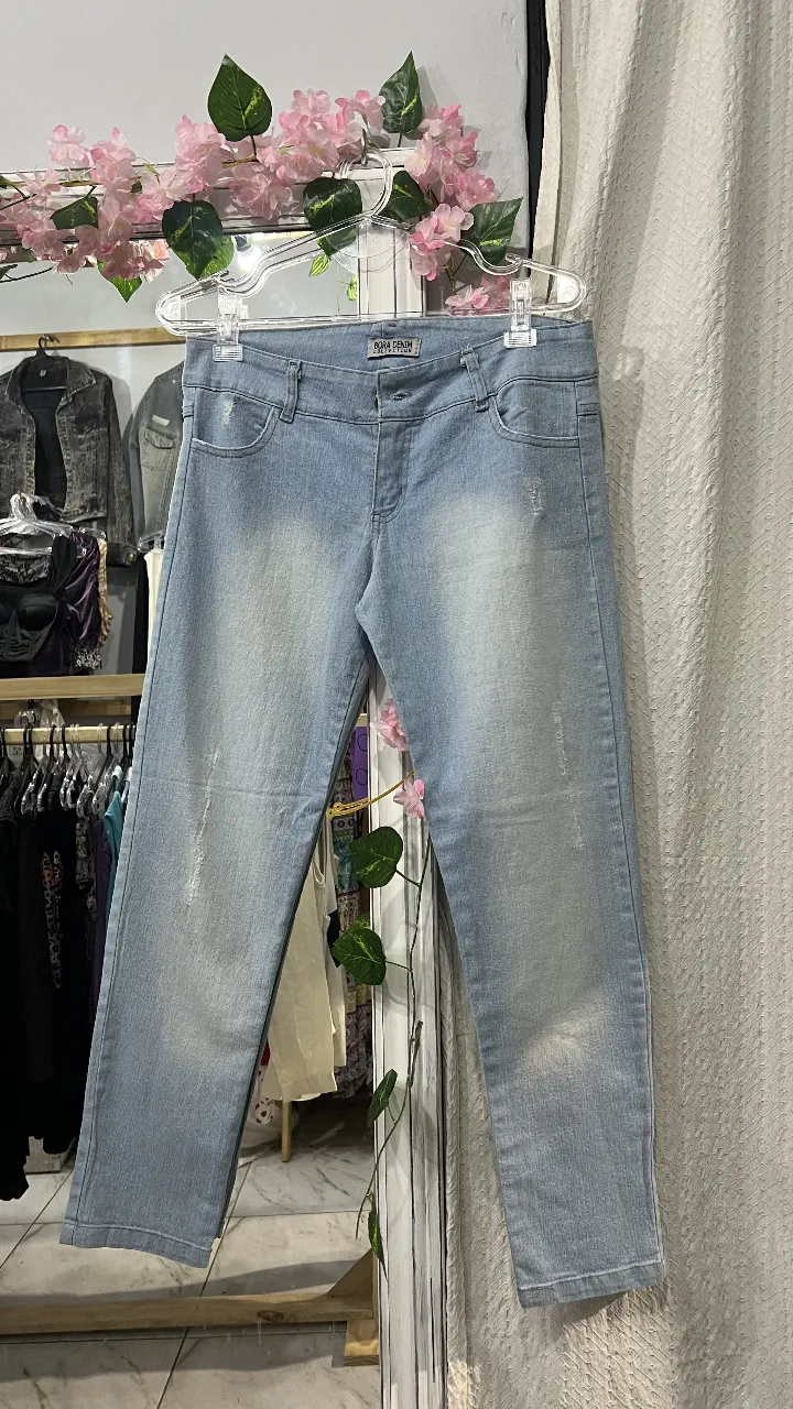 Jeans rectos de mujer, color celeste claro, con detalles de desgaste. Ideal para un look casual y cómodo.