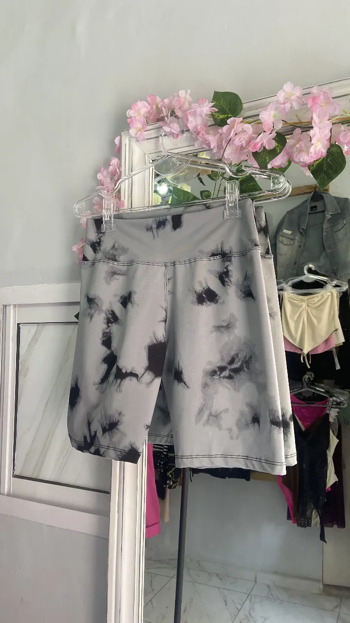 Short deportivo de mujer con estampado tie dye en tonos grises y negros. Ideal para actividades físicas o para un look casual y moderno.