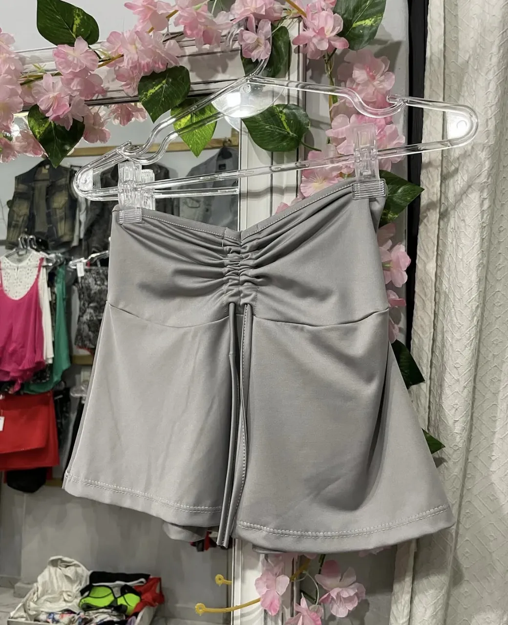 
Top gris con fruncido en el centro y detalle de lazo. Ideal para un look moderno y versátil.