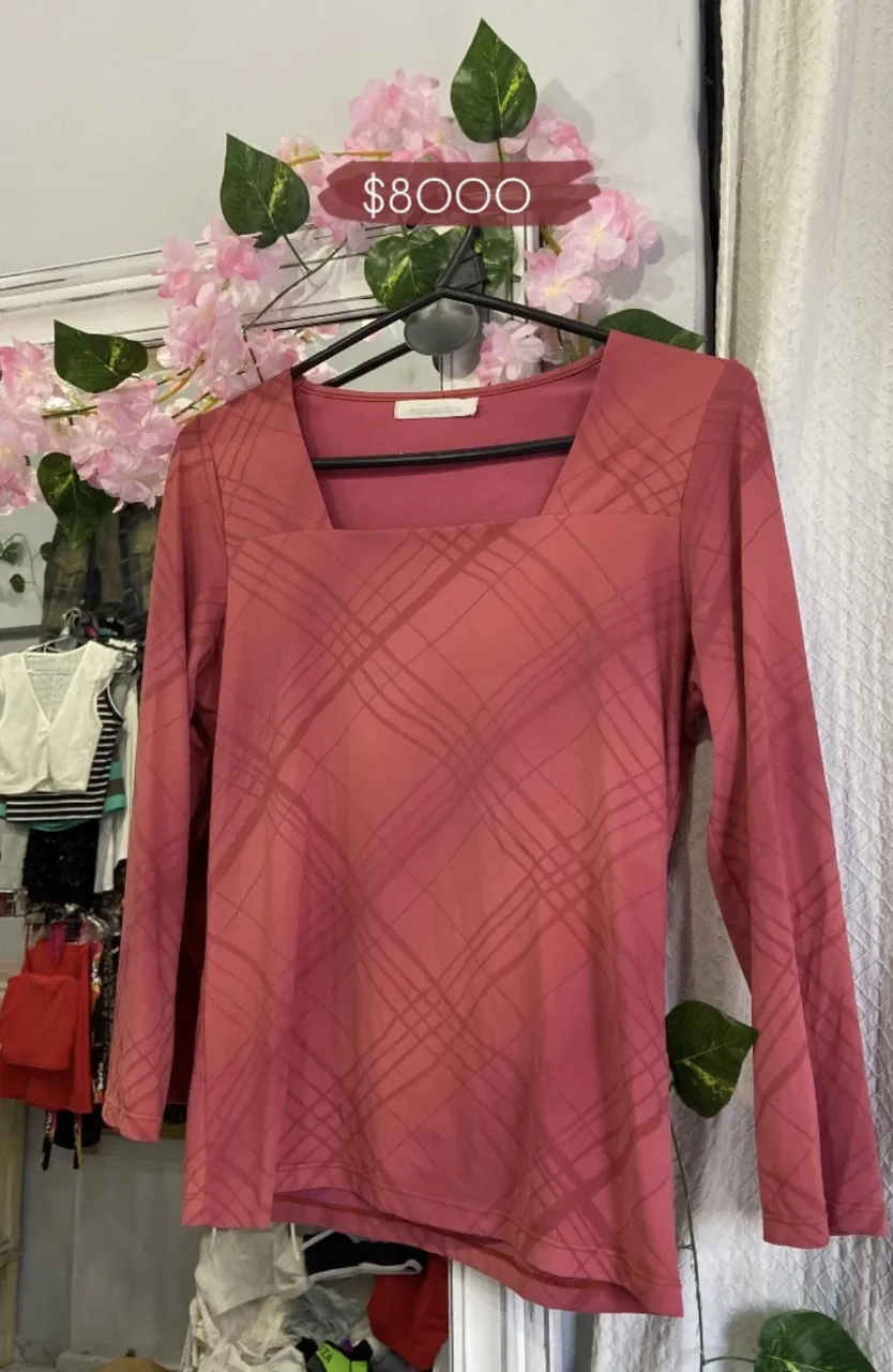 Blusa de manga larga color rosa con diseño a cuadros. Cuello cuadrado.