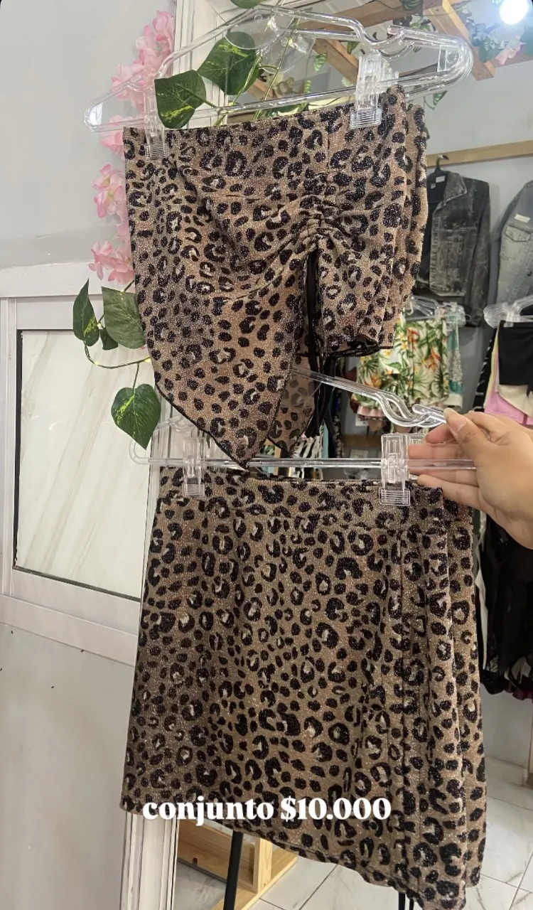Conjunto de dos piezas con estampado de leopardo. Incluye un top con fruncido y una falda a juego.