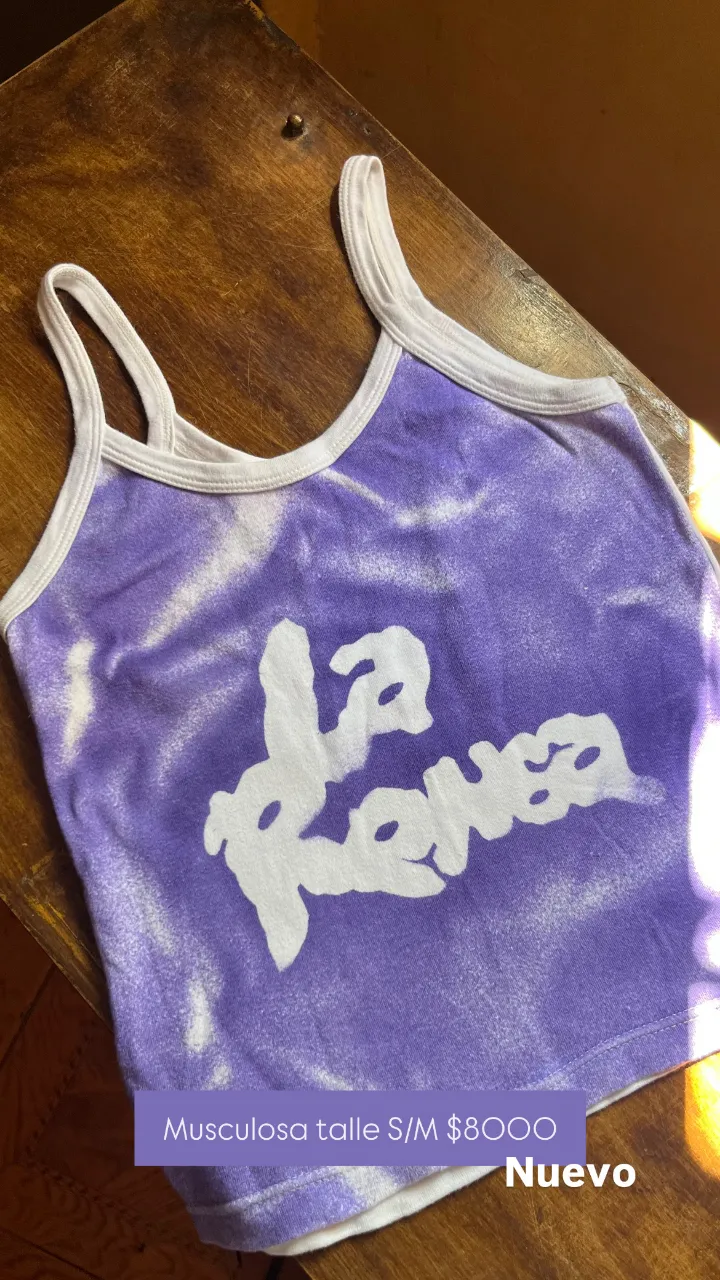 Musculosa violeta con estampado blanco. Talle S/M. Ideal para un look casual y canchero.