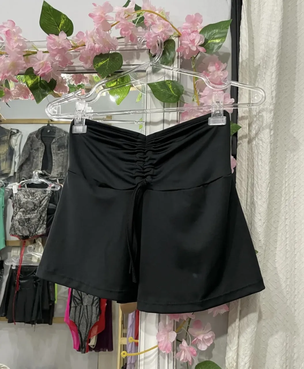 Top negro con fruncido y cordón ajustable. Ideal para salida de noche o un look casual.
