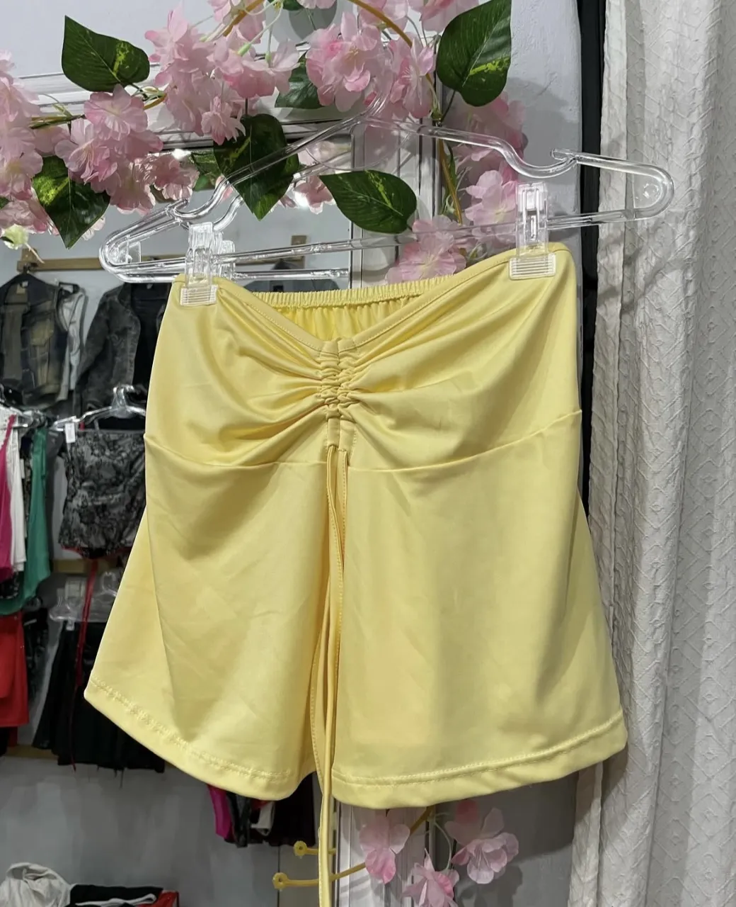 Top amarillo con fruncido en el centro y detalle de lazo. Ideal para un look moderno y versátil.