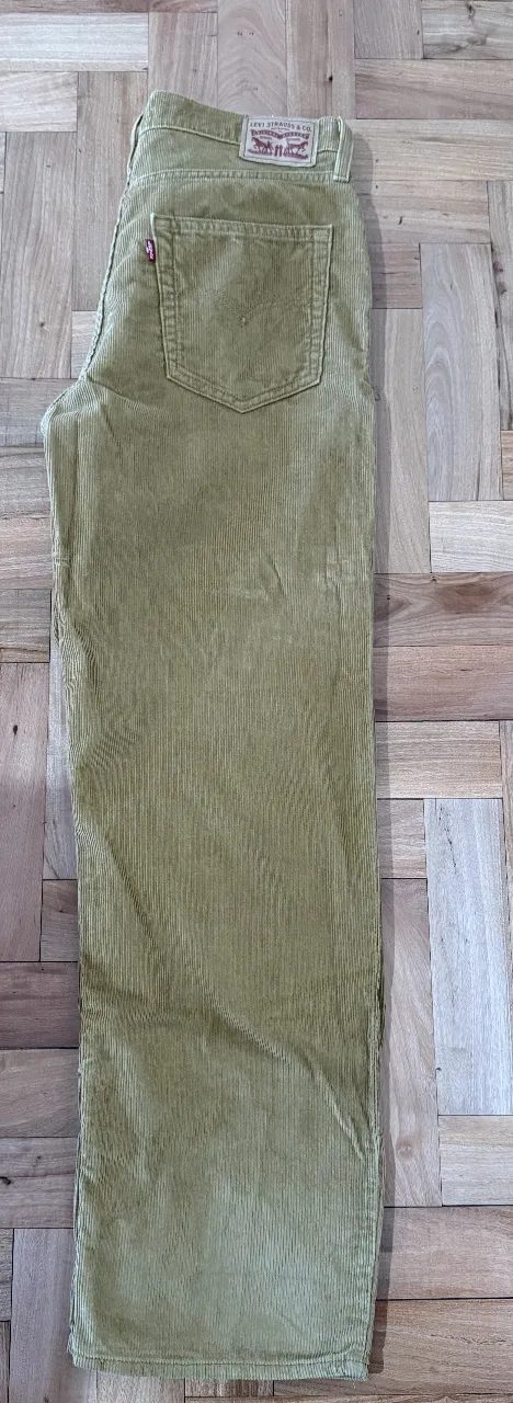 Pantalón de corderoy  Baggy de Levi's, tiro medio,corte recto y holgado. Talle 30.
