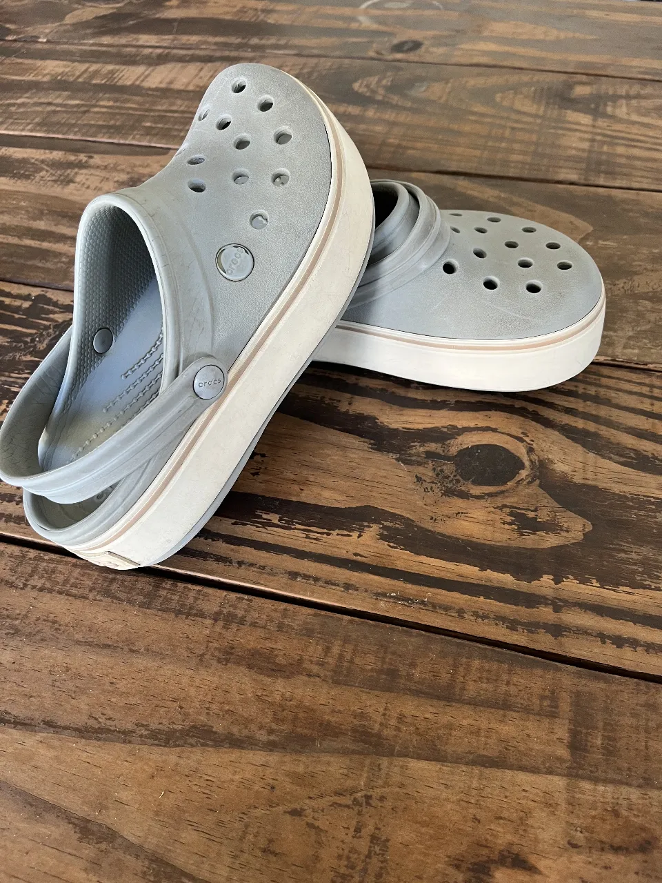 ¡Comodidad y estilo para tus pies! Estos zuecos grises son perfectos para el día a día, combinando a la perfección con cualquier look casual. Ideales para sentirte fresco y relajado.