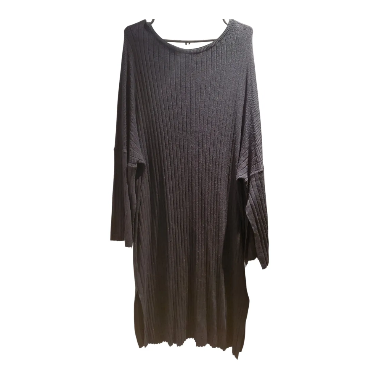 Vestido largo de tejido acanalado con mangas largas y tajos laterales. Allo Martínez negro, genero tipo tejido media estación, se estira! Esta impecable, posee mangas largas sueltas con detalle de tajo en mangas y ruedo. Busto hasta 115 pero se estira, lo mismo cadera, largo 1,25