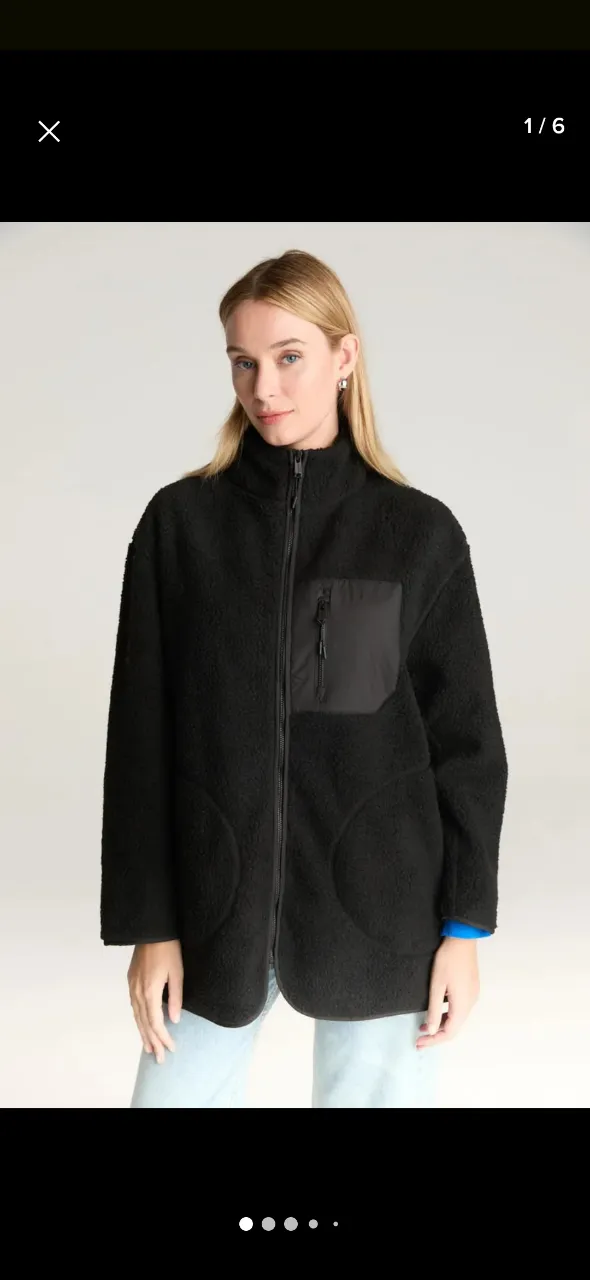 Campera negra teddy con cierre completo y bolsillo superior con cierre marca Desiderata. Cuello redondo, axila a axila 62 cm, largo 77 cm