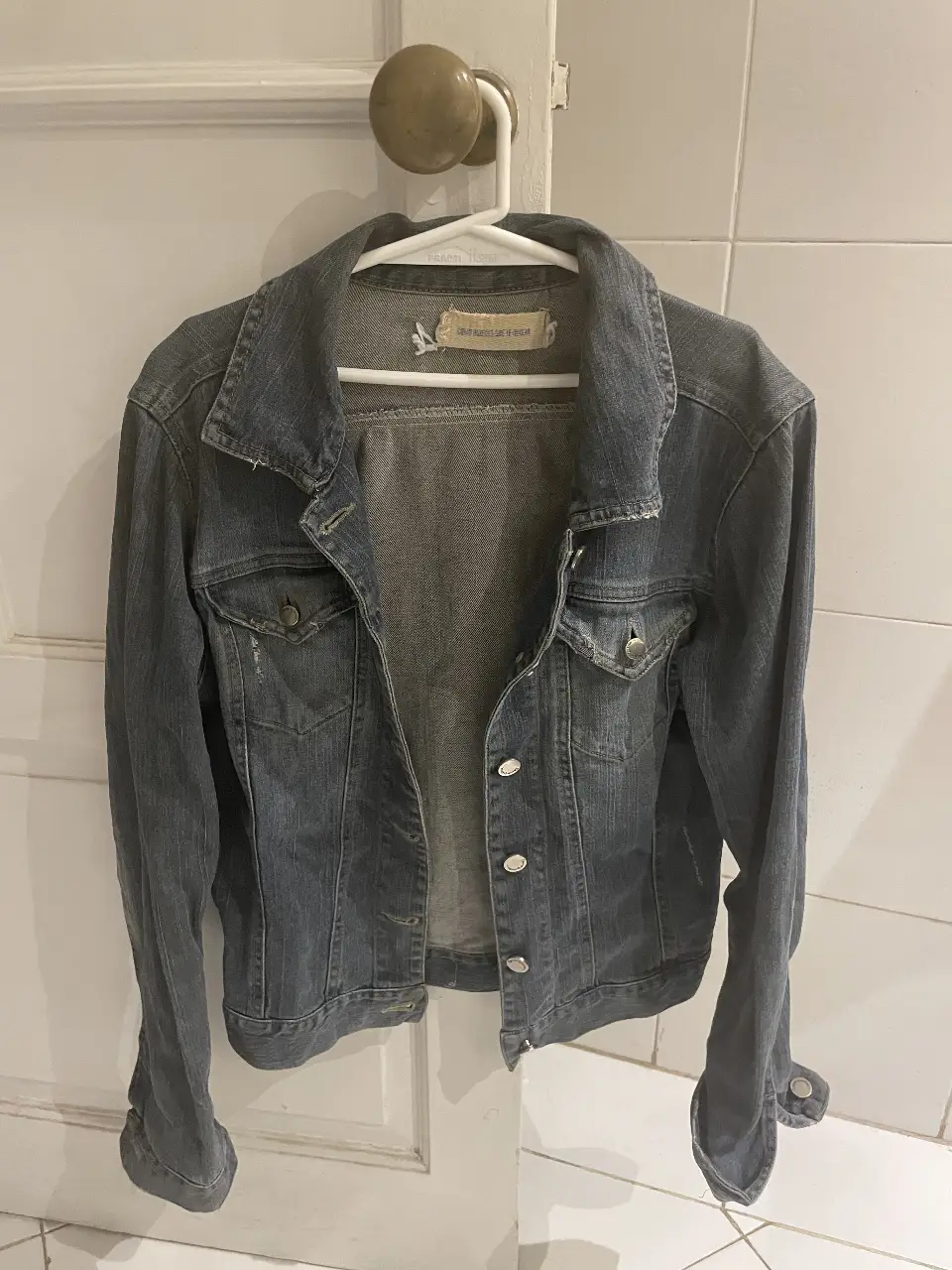 Campera de jean azul oscuro, ideal para un look casual y versátil. Perfecta para combinar con cualquier outfit.