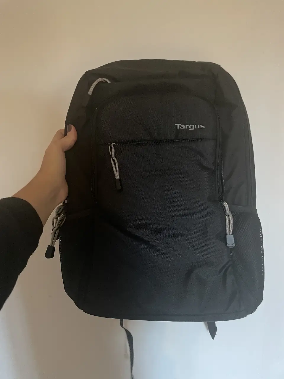 Mochila negra Targus, ideal para llevar tus cosas de forma cómoda y segura. Perfecta para el día a día, con múltiples compartimentos y diseño funcional.
