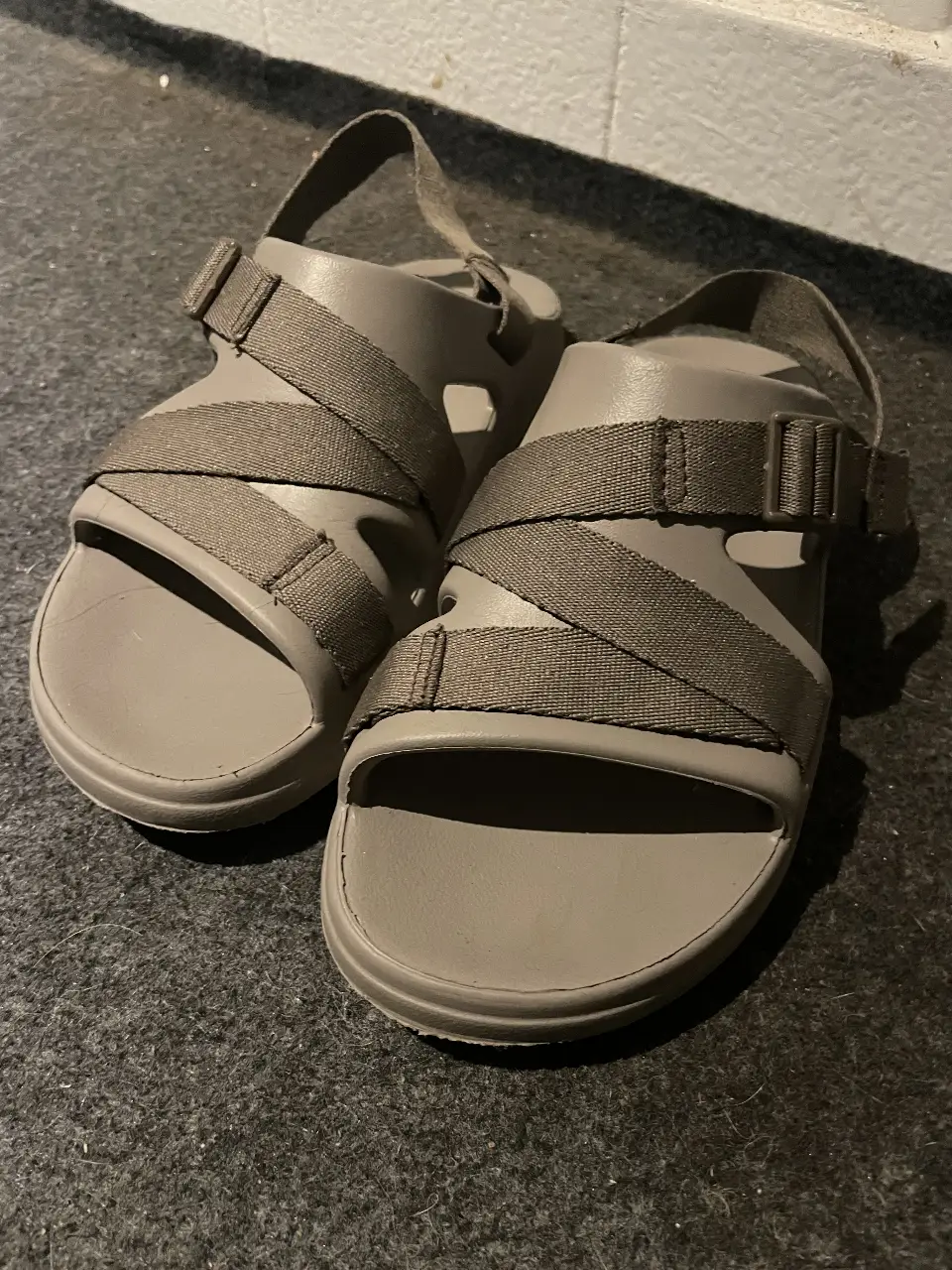 Sandalias URBANCOW talle 38 grises con tiras cruzadas y hebillas ajustables. Ideales para un look casual y cómodo en verano.