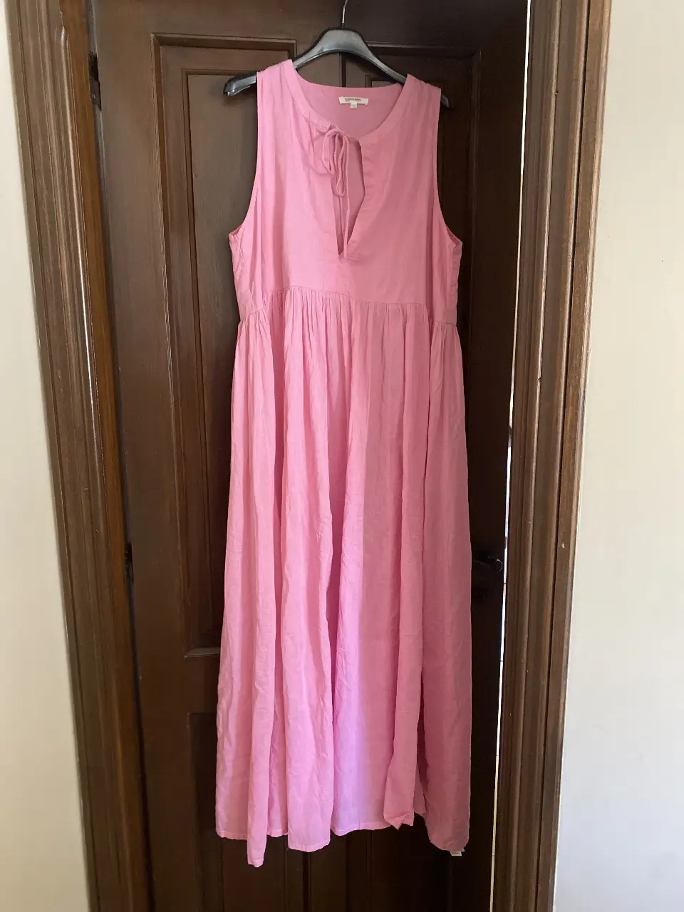 Vestido largo de color rosa, ideal para el verano. Con un diseño suelto y cómodo, este vestido es perfecto para un look casual y fresco. Su corte amplio y ligero lo hace ideal para los días calurosos.