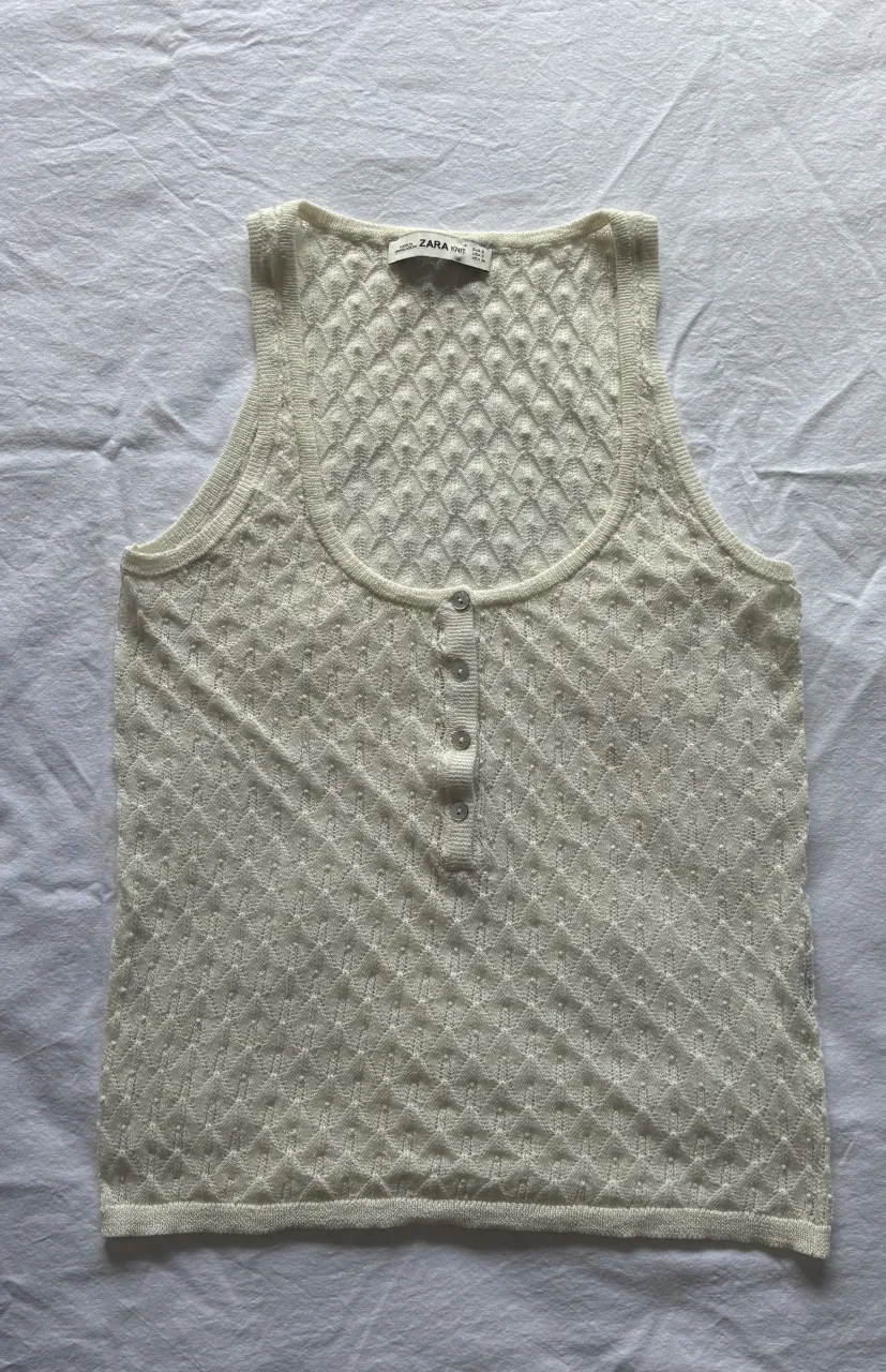 Musculosa de tejido con botones en el escote.