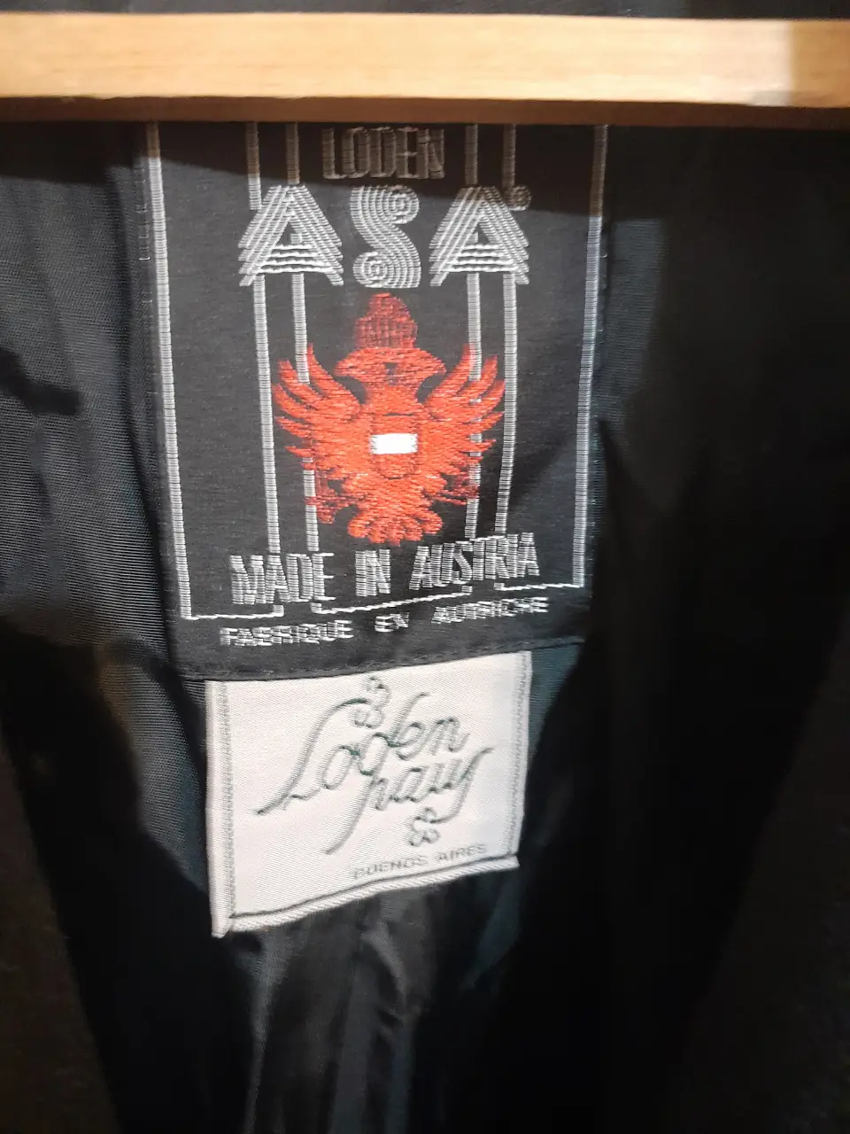 Tapado largo de paño negro, con etiqueta "Loden ASA Made in Austria". Ideal para el invierno, elegante y atemporal.tambien es impermeableen el.mercado cuestan 3 veces o 4 veces mas