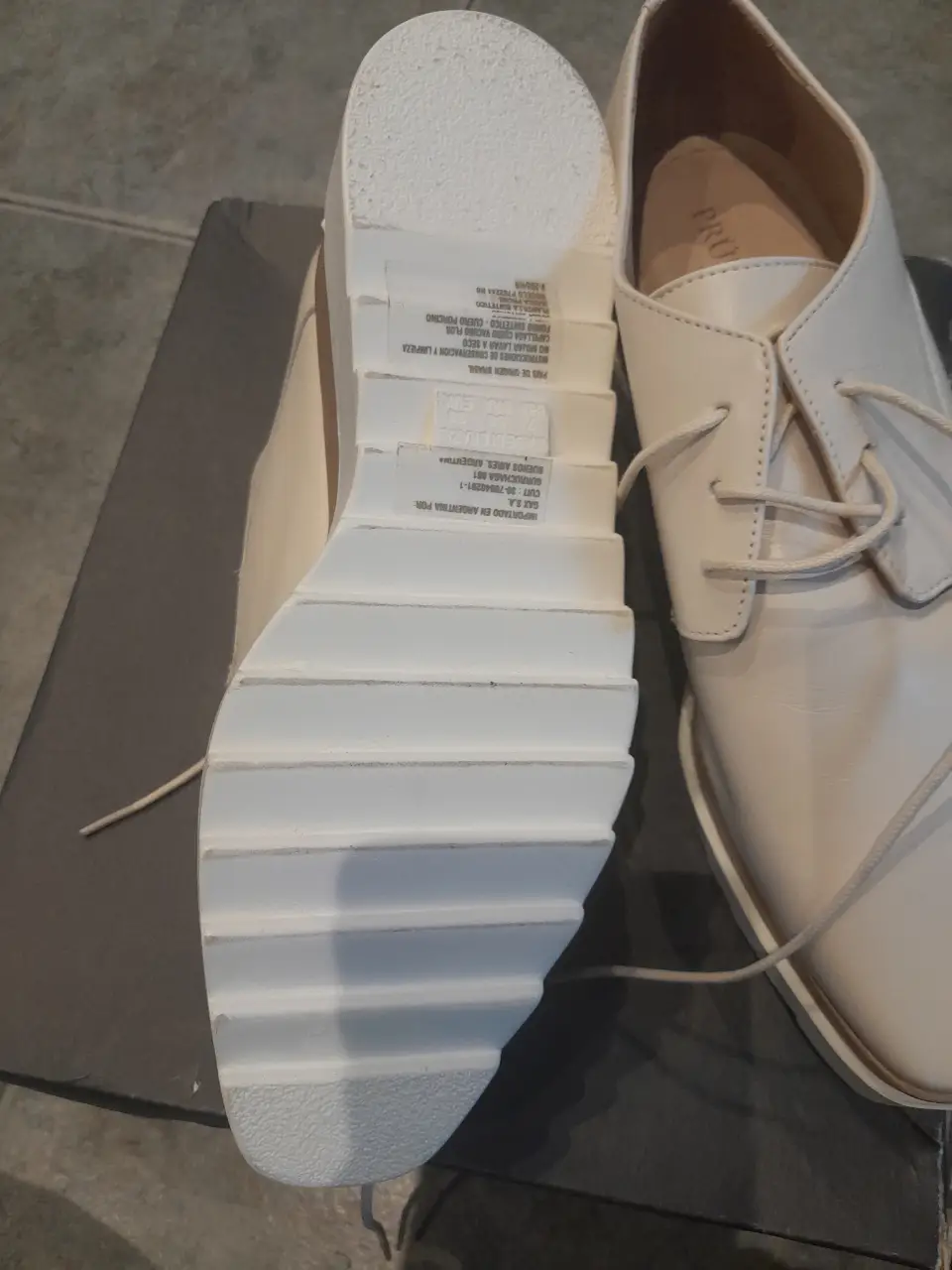 Zapatos de vestir blancos de cuero con cordones y suela de plataforma. Ideales para un look elegante y moderno.marca Prune nro.38.nuevos con su caja.sin de cuero no cuero sintetico