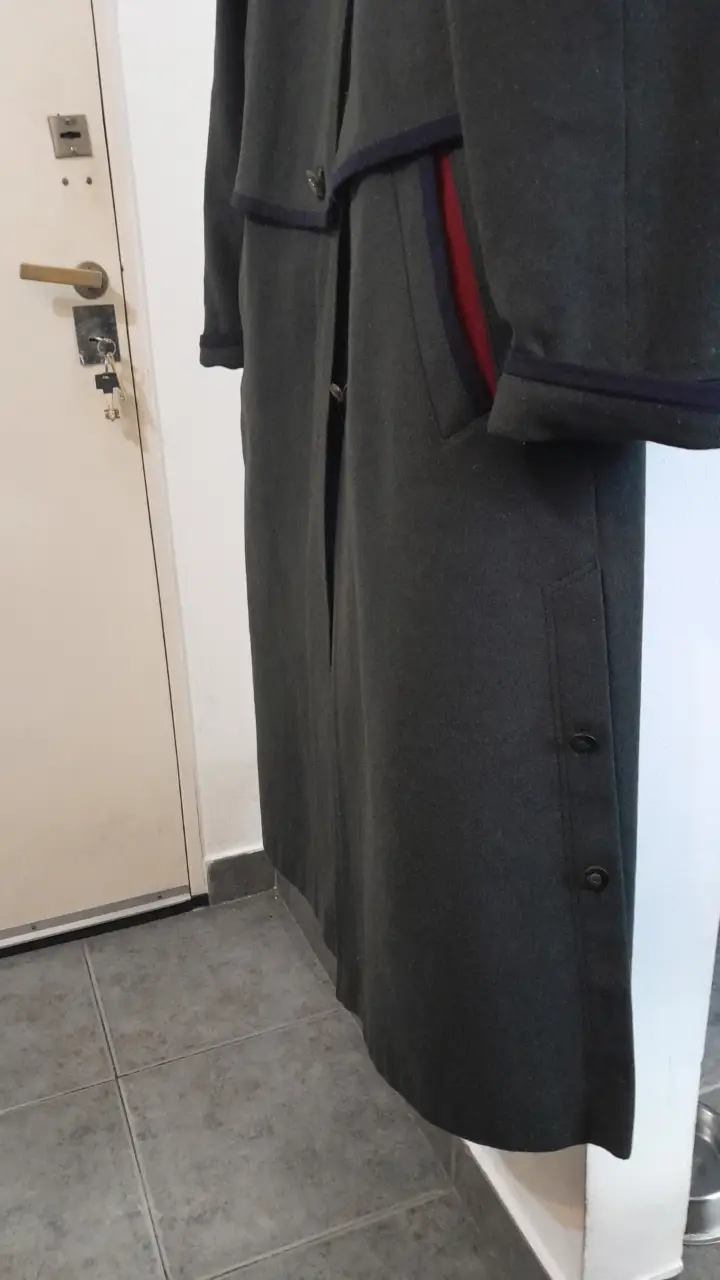Sobretodo Loden   también es impermeable austriaco de paño color verde oscuro con detalles en rojo y azul marino. Ideal para el invierno, este tapado ofrece un estilo elegante y atemporal.En el.mercado cuestan hasta 3 veces más.