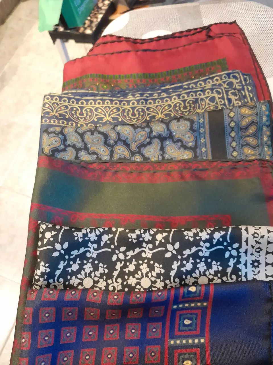 Pañuelos de seda estampados, ideales para complementar cualquier look. Varios diseños y colores disponibles.