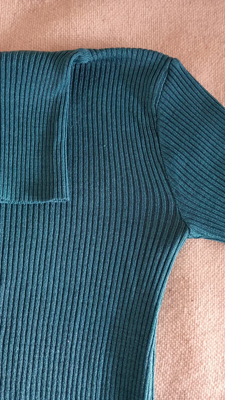 Sweater de cuello alto, talle S, tejido de punto acanalado, ideal para el invierno. Un básico versátil y cómodo para cualquier ocasión.
