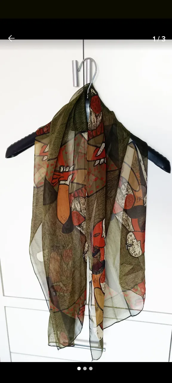 Pañuelo de gasa con estampado artístico en tonos verdes, rojos y marrones. Ideal para darle un toque de color y sofisticación a cualquier look.