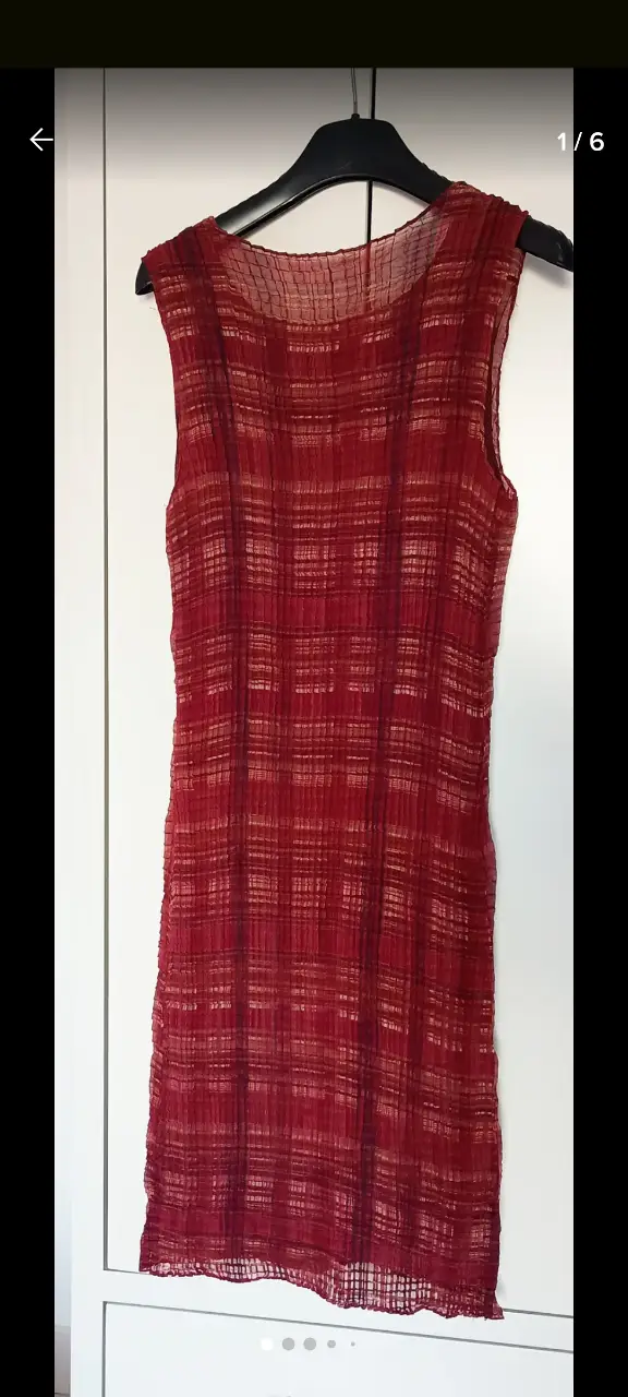 Vestido midi sin mangas de tejido plisado en color rojo. Ideal para una salida o evento especial.