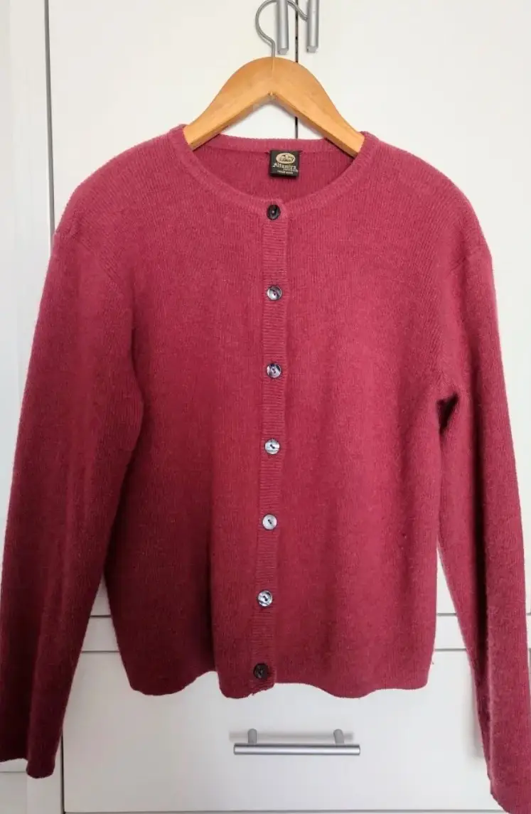 Cardigan de lana merino y pelo de conejo, color rojo, con botones. Ideal para el invierno.