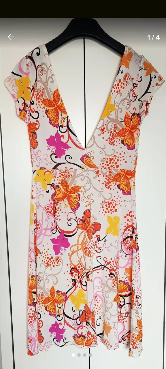 Vestido midi de mujer con estampado floral en tonos naranja, rosa y amarillo. Escote en V y mangas cortas. Ideal para un look fresco y femenino.