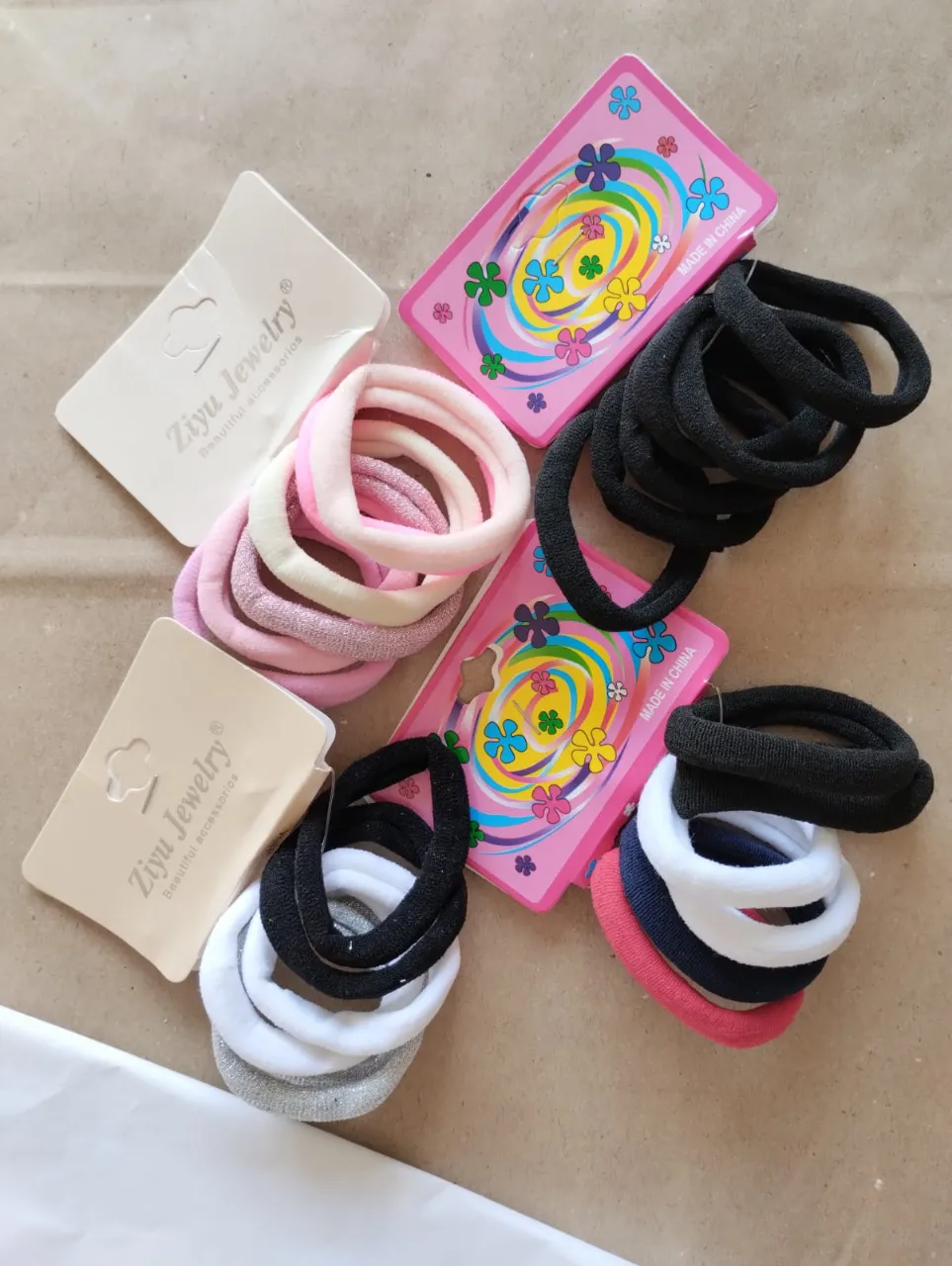 Set de 24 scrunchies o colitas para el pelo. Incluye colores rosa, negro, blanco, rojo. Ideales para el uso diario o para darle un toque divertido a tu peinado.