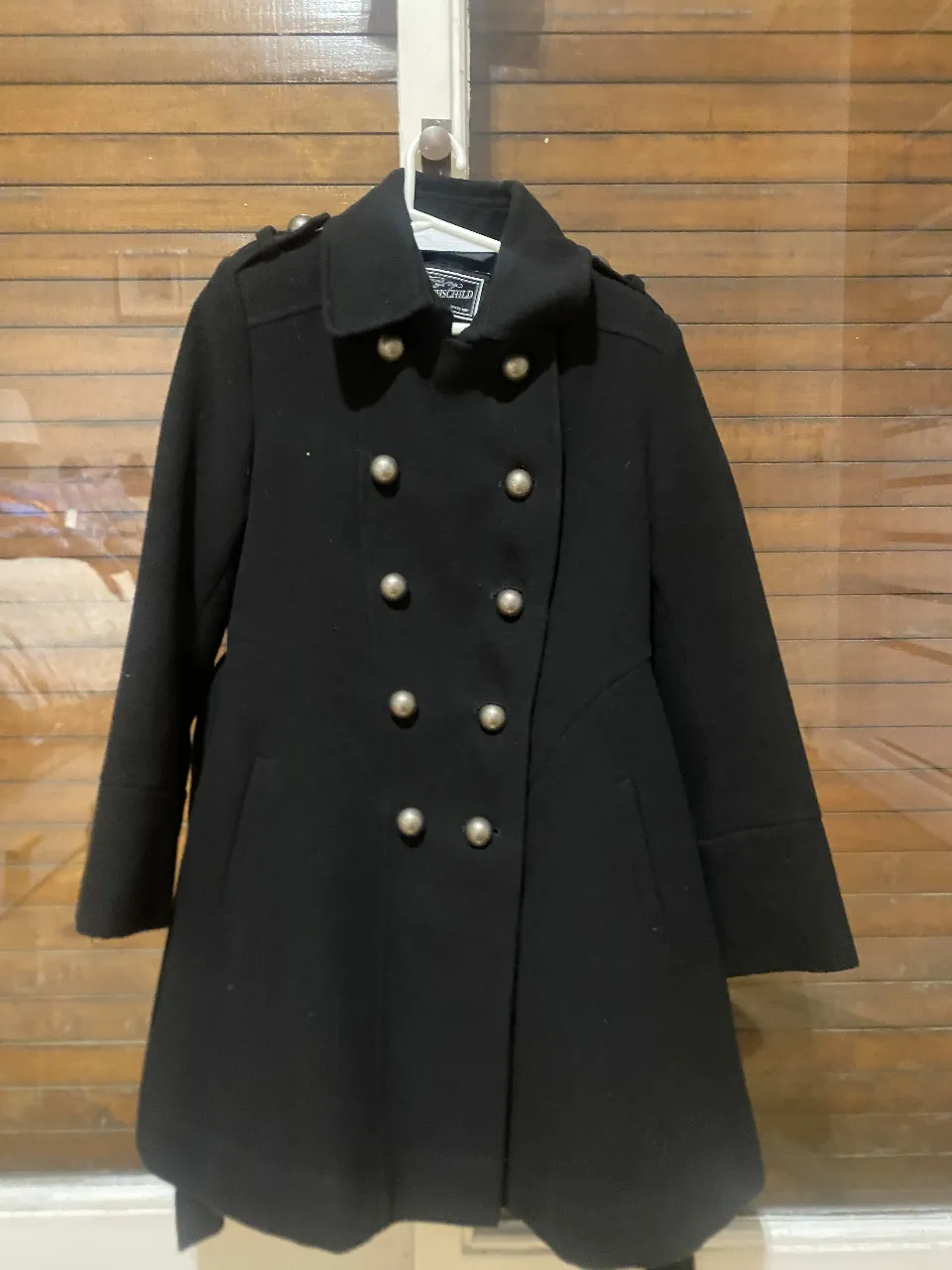 Tapado negro de niña, estilo militar, con botones plateados y cinturón. Marca Rothschild, talle 7. Ideal para el invierno. TALLE DE NIÑOS.