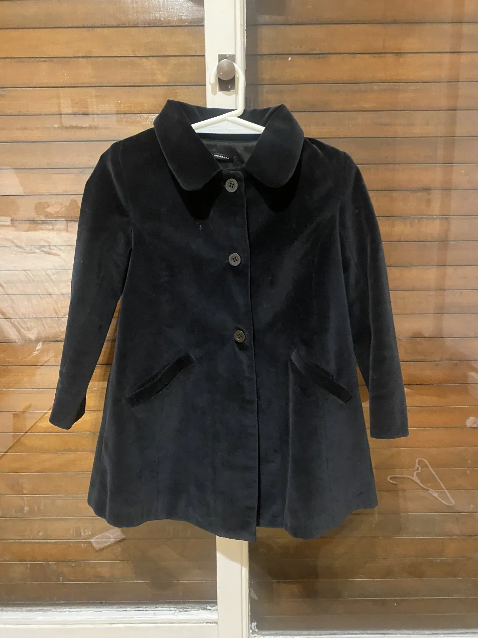 Tapado de terciopelo negro para niña, con cuello redondo y bolsillos delanteros. Ideal para ocasiones formales e invierno. TALLE DE NIÑOS. 