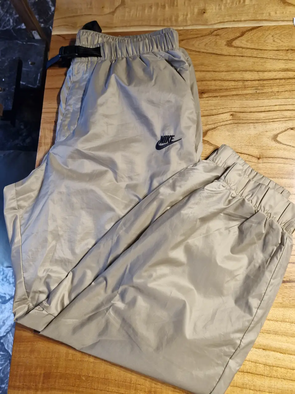 Pantalón cargo Nike color khaki, con el logo de la marca bordado. Talle XL.