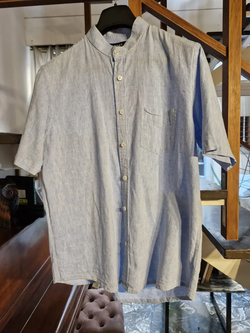 Camisa celeste de lino con cuello mao y manga corta. Ideal para un look casual y fresco.