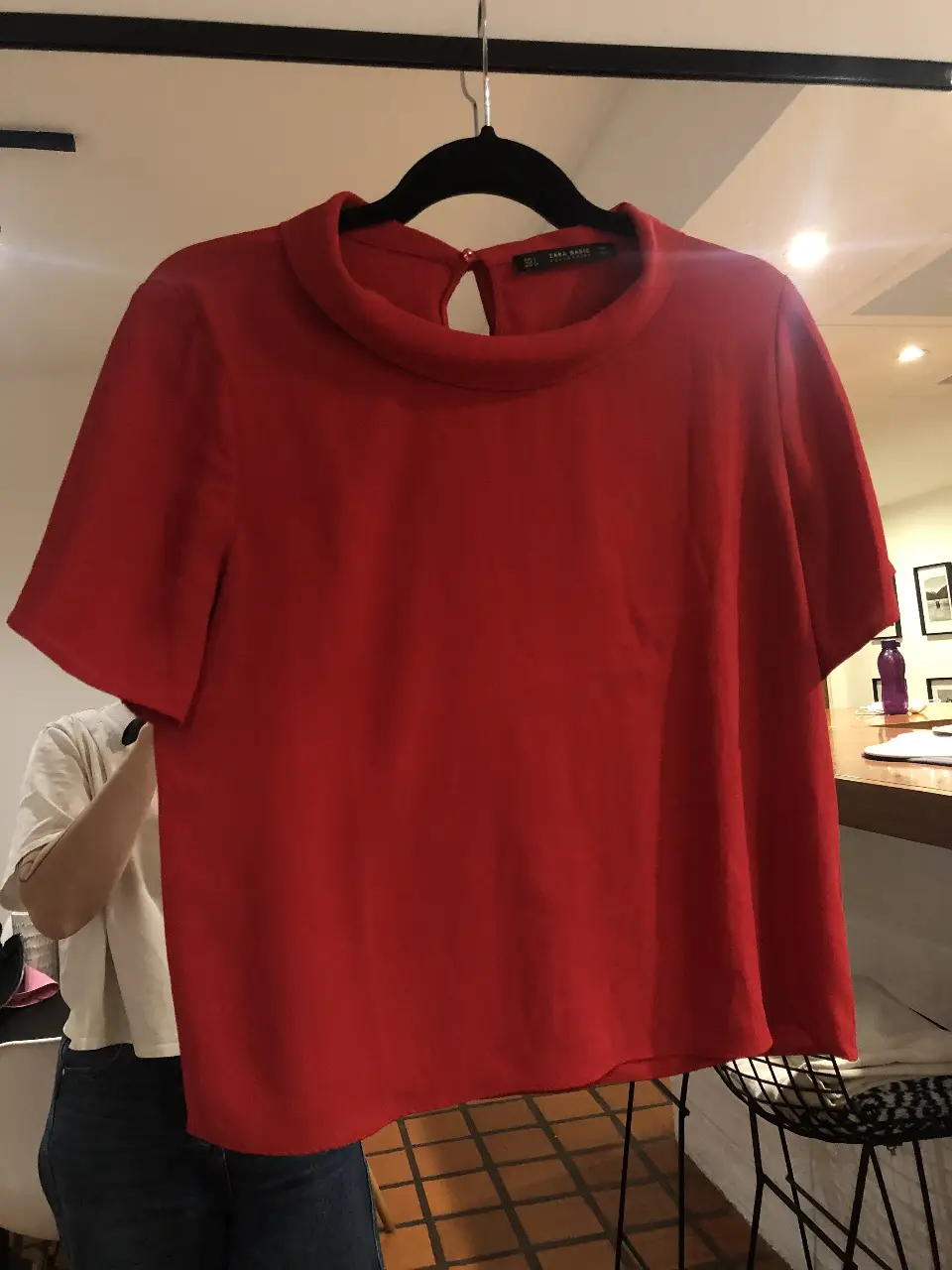 Blusa roja de Zara Basic, con cuello alto y manga corta. Ideal para un look elegante y versátil.
