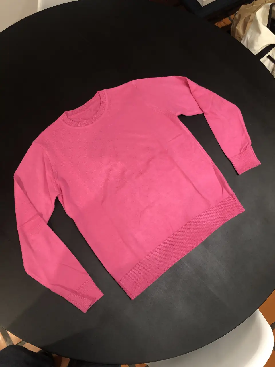 Sweater rosa de tejido suave y cuello redondo. Ideal para un look casual y cómodo.