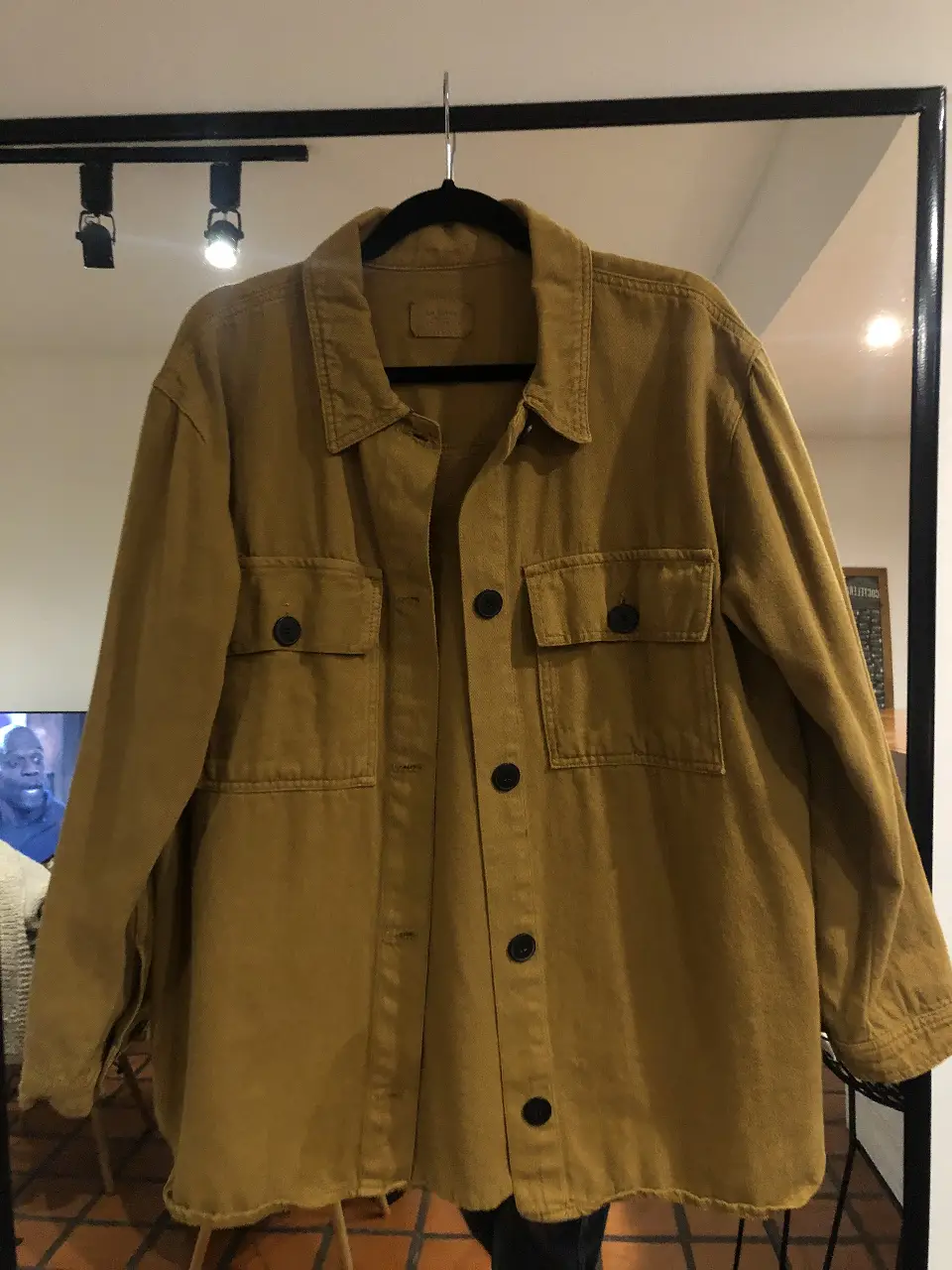 Camisa estilo sobrecamisa en color mostaza. Confeccionada en tela gruesa, ideal para usar como abrigo ligero. Posee dos bolsillos delanteros con solapa y cierre con botones. Perfecta para un look casual y canchero.