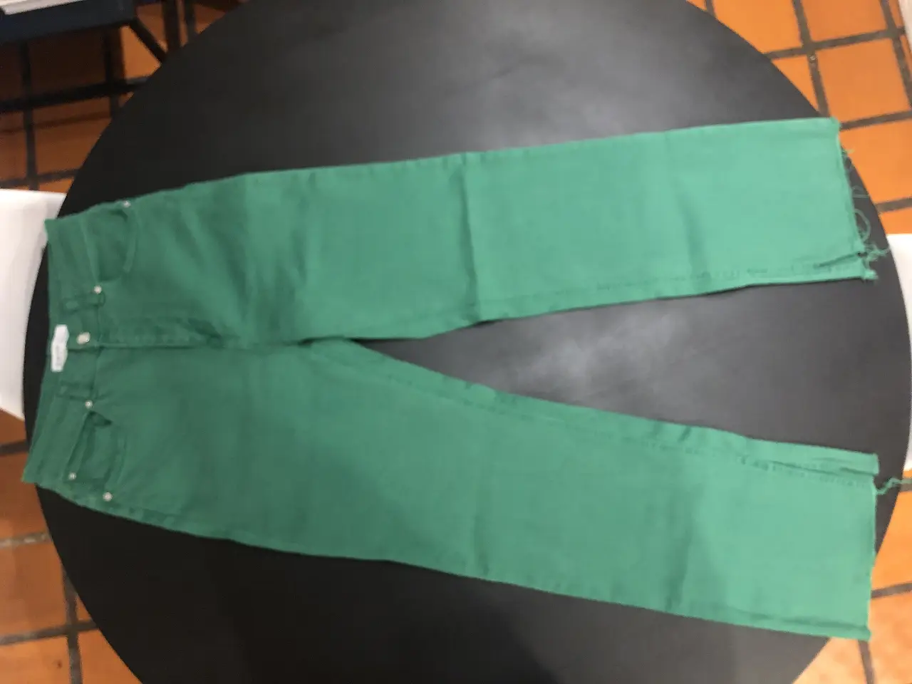 Jean corte recto Primark. Confeccionado en tela resistente y cómoda, este pantalón es perfecto para cualquier ocasión.
