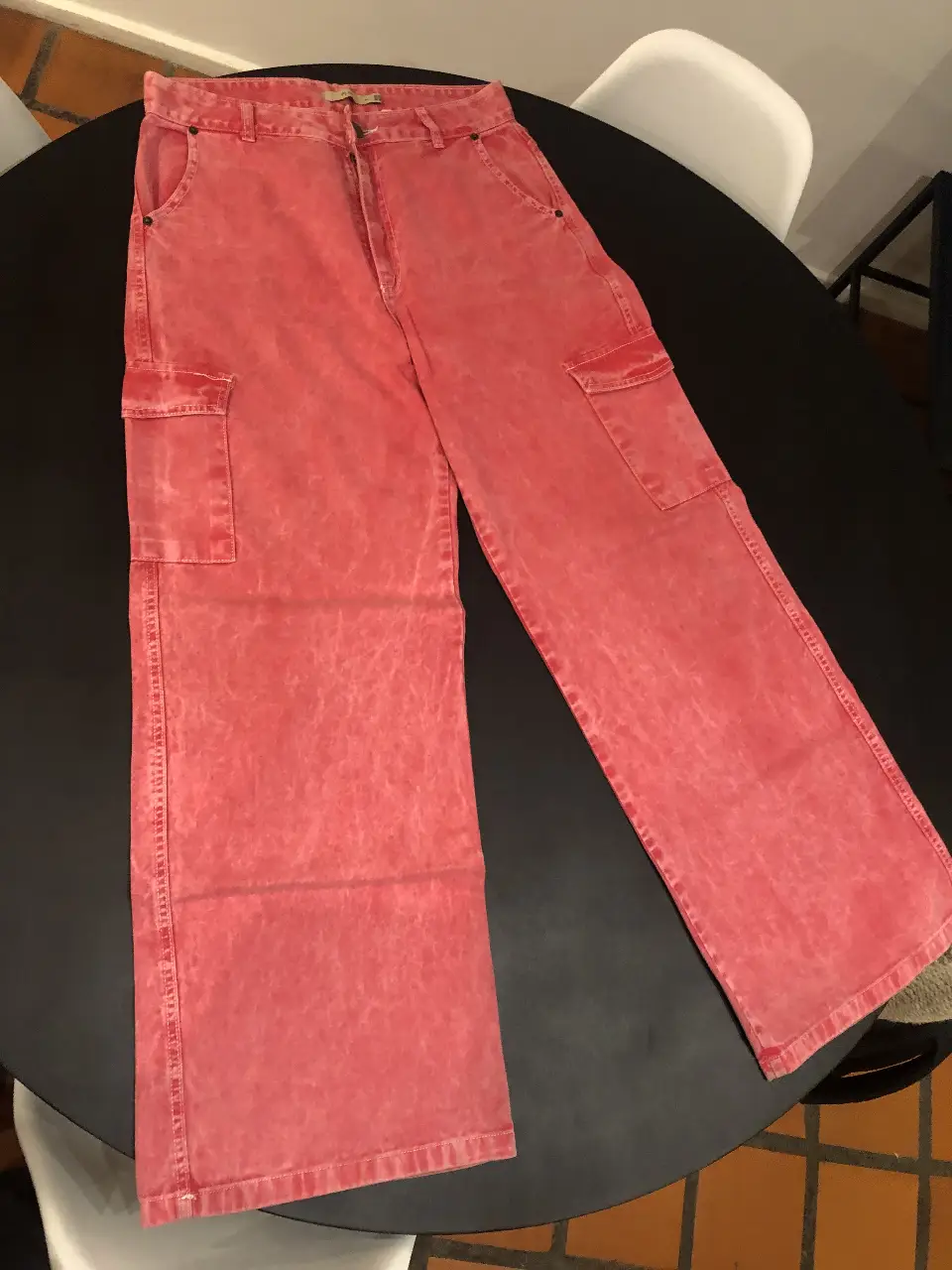 Pantalón cargo de mujer, color rojo, con bolsillos laterales y traseros. Ideal para un look casual y moderno.