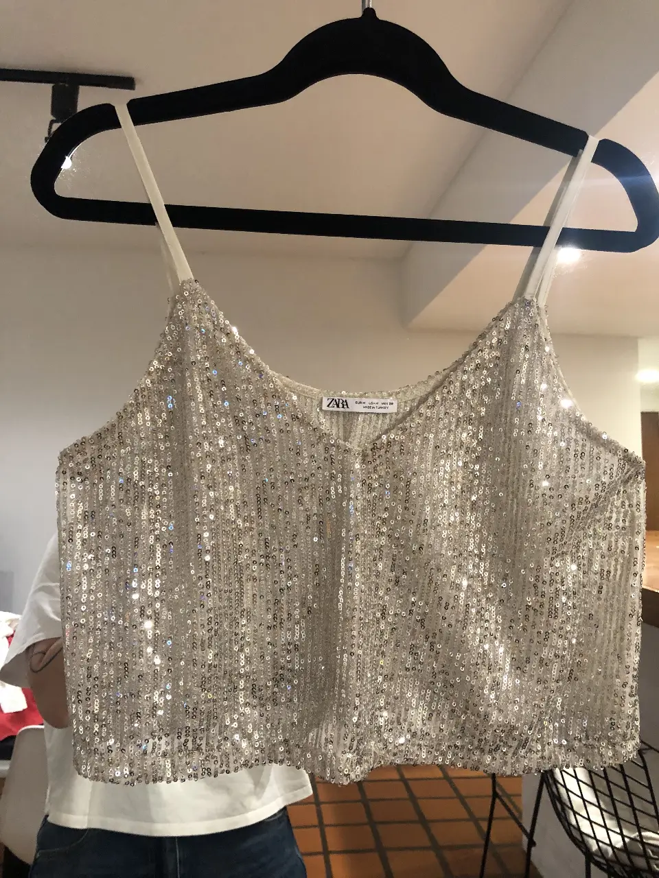Top de fiesta de Zara, con lentejuelas plateadas. Talle M, ideal para eventos especiales.