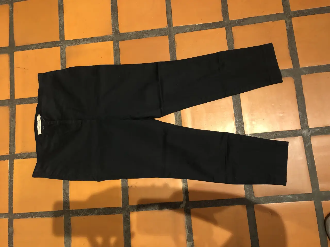 Pantalón sastrero negro de Carmela Achaval, talle 46. Ideal para un look elegante y sofisticado.