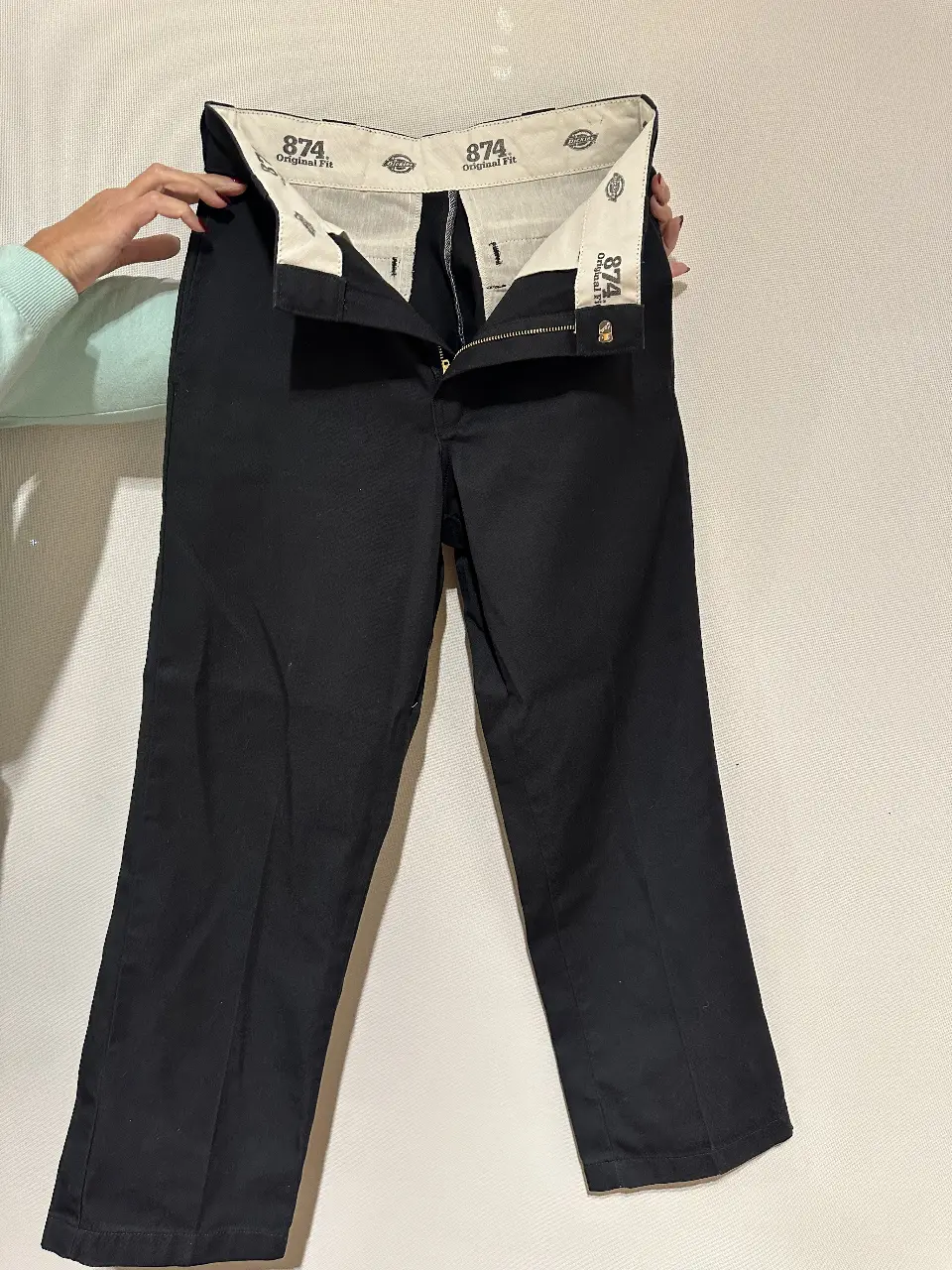 Pantalón Dickies 874 Original Fit negro, corte recto, ideal para un look casual y urbano. Confeccionado en gabardina resistente, este pantalón ofrece comodidad y durabilidad. Perfecto para el día a día.