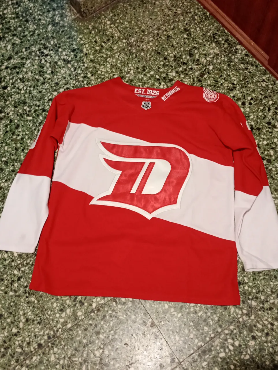 Camiseta de hockey de los Detroit Red Wings, usada por el jugador Datsyuk con el número 13. Ideal para fanáticos del deporte y coleccionistas.