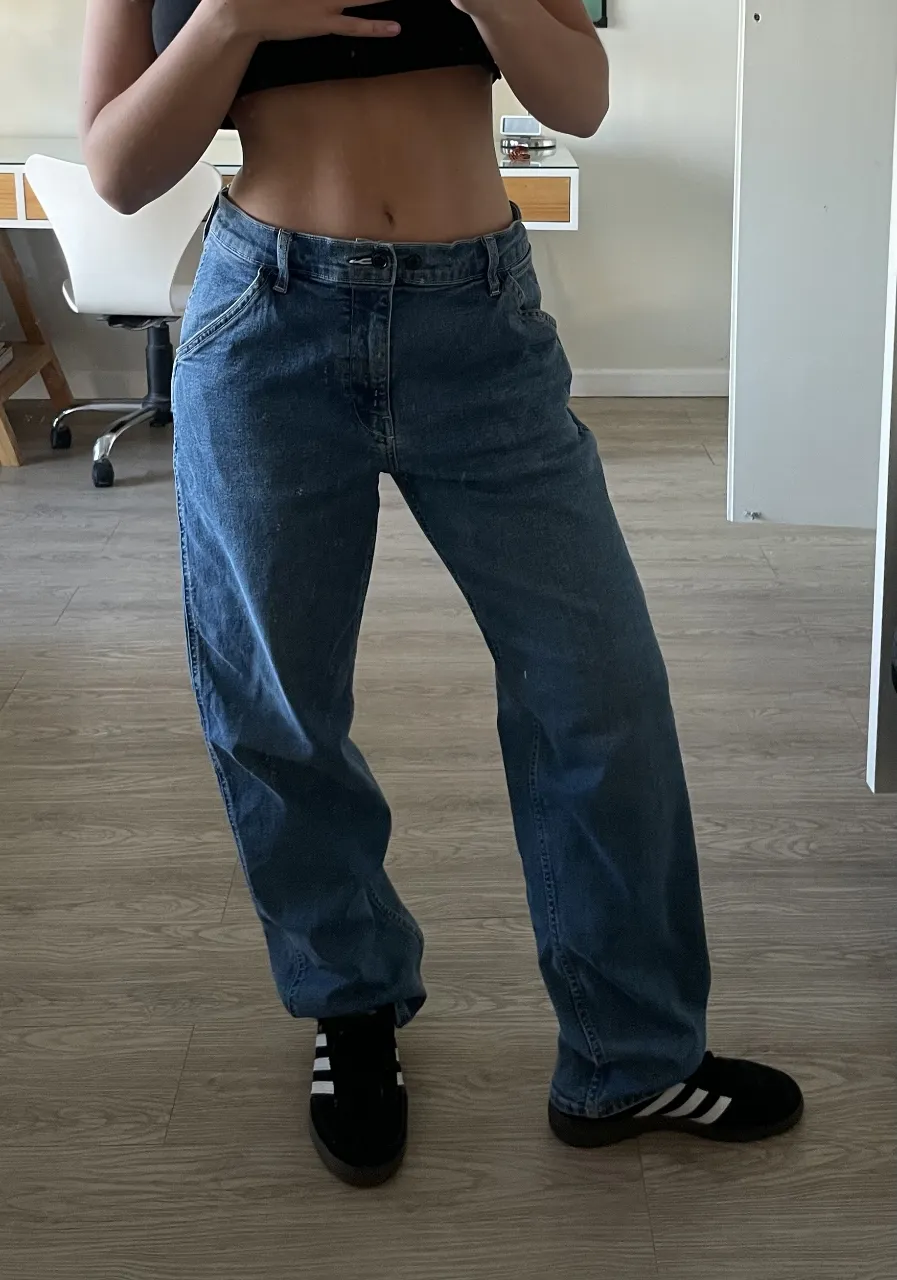 Jeans tiro alto, corte recto y ancho, estilo cargo con bolsillos utilitarios. Un básico de placard para un look canchero y moderno.