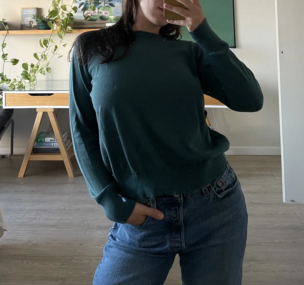 Sweater de lana color verde oscuro, ideal para un look casual y cómodo. Perfecto para los días frescos de otoño o invierno.